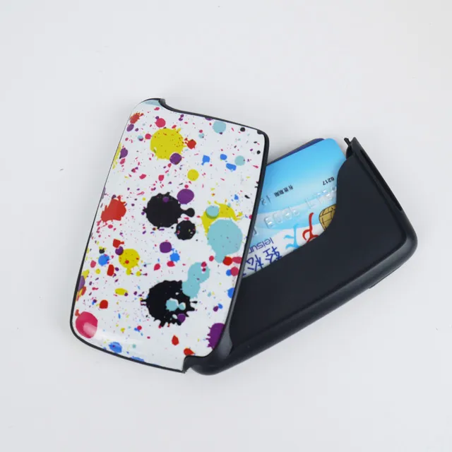 Pracuje držiteľ hliníkových kreditných kariet?